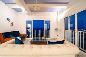 Renovated with ocean view in historic center!