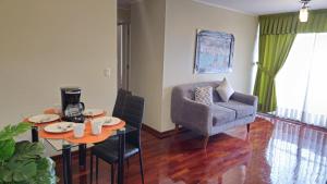 Apartamento de 3 dormitorios frente a plaza San Miguel con Piscina