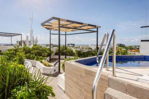 Central Playa del Carmen Master Suite with rooftop pool and gym WiFi free parking near beach