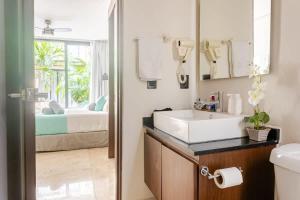 Central Playa del Carmen Master Suite with rooftop pool and gym WiFi free parking near beach