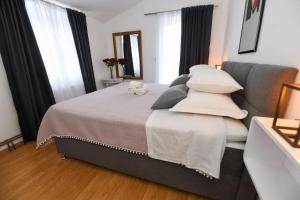 Holiday house with a swimming pool Lucane, Zagora - 23648