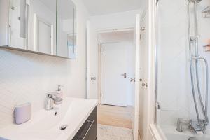 Modern 1-Bed Flat with Free Parking in West London