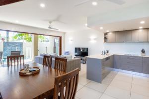 Port Douglas Sea Breeze Villa 2 with private Pool next to the Beach