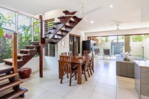 Port Douglas Sea Breeze Villa 2 with private Pool next to the Beach