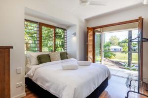 Port Douglas Sea Breeze Villa 2 with private Pool next to the Beach