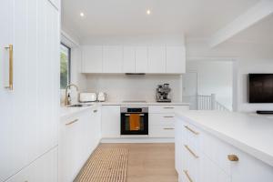 Kaya Beach House - Family Villa with Water Views