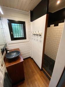 Maisons de vacances Chalet en bois sur grand parc arbore tout proche de l ocean : photos des chambres