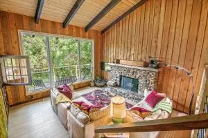 Glenwood Springs Mountain Getaway with Hot Tub and Riverfront - 格伦伍德温泉