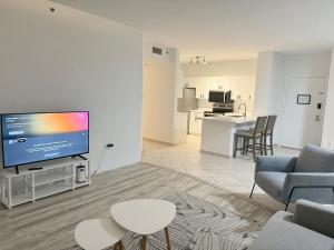 Yacht Club Aventura 2 BR 2 Bath with Free Parking
