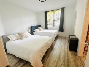 Yacht Club Aventura 2 BR 2 Bath with Free Parking