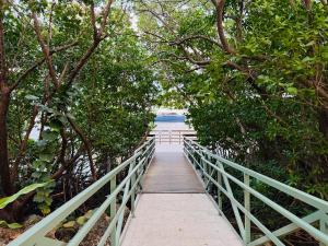 Yacht Club Aventura 2 BR 2 Bath with Free Parking