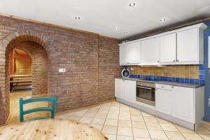 Cave in, 5 bedroom guesthouse - 275m2