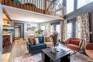 Water Front Dream Hot Tub Fire Pit King Bed - Skytop