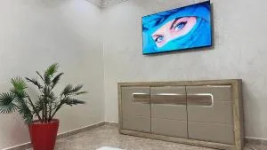 Magnifique maison famiiale moderne spacieuse de 150 m Avec de 3 chambres ,confortables et d un grand salon et terrasse, Idealement situee a 9 min du centre-ville elle se trouve à proximite de la route principale menant a l aeroport Berkane et Saidia - El Aricha