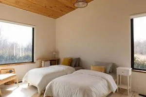 Willow Creek - Modern Sunlit Bungalow - Hillier