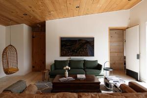 Willow Creek - Modern Sunlit Bungalow