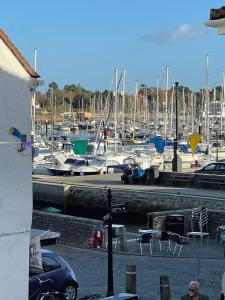 Stylish Cottage with Quay and River View