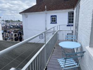 Stylish Cottage with Quay and River View
