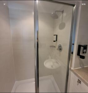 1 room in shared 2 bedroom apartment R1