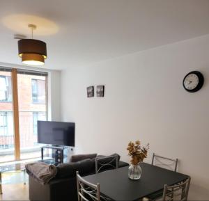 1 room in Enjoyable 2 bedroom apartment