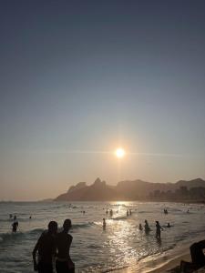 Apartamento NA PRAIA DE COPACABANA prox METRO cantagalo