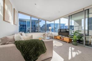 Lakefront Retreat with Stunning Views