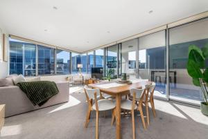 Lakefront Retreat with Stunning Views