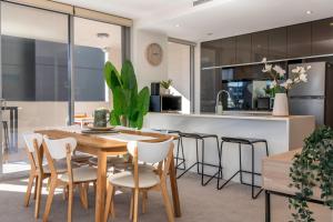 Lakefront Retreat with Stunning Views