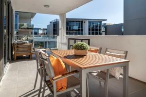 Lakefront Retreat with Stunning Views