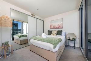 Lakefront Retreat with Stunning Views