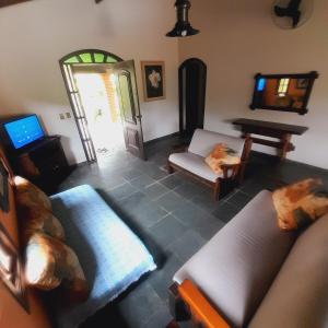 Casa com piscina e churrasqueira a 100 metros da praia