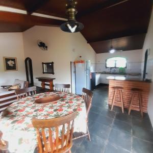 Casa com piscina e churrasqueira a 100 metros da praia