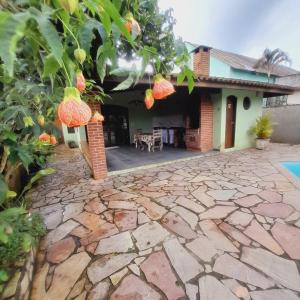 Casa com piscina e churrasqueira a 100 metros da praia