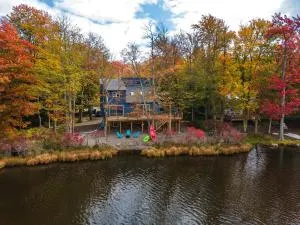 Tranquil Shores Waterfront Fire Pit Hammock - 卡纳登西斯