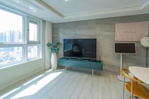 New Apt 34py 3min to Haeundae Beach LG StanbyMe & Styler Netflix & Sky Capsule