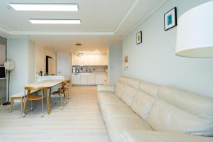 New Apt 34py 3min to Haeundae Beach LG StanbyMe & Styler Netflix & Sky Capsule