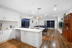 Tarneit Grove Family Home with Home Theater - Tarneit