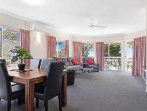 Beachside 2-Bed Apt in Hervey Bay with Parking