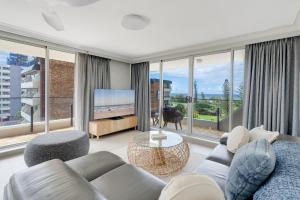 2BR Beachfront Bliss in Broadbeach ! Ocean Views!