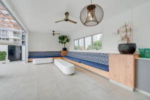 2BR Beachfront Bliss in Broadbeach ! Ocean Views!