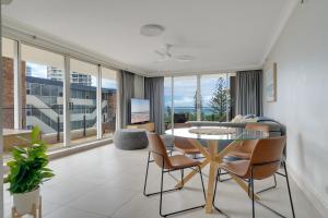2BR Beachfront Bliss in Broadbeach ! Ocean Views!