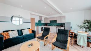 Central Apartment- Stunning Sea Views- 100m to Beach- Brand New for 2025- Sleeps 6