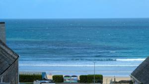 Central Apartment- Stunning Sea Views- 100m to Beach- Brand New for 2025- Sleeps 6