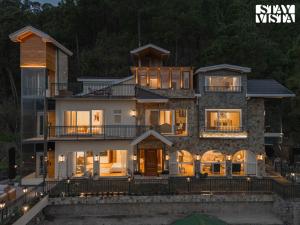 StayVista at Chestnut Manor with Lawn, BBQ, Bonfire