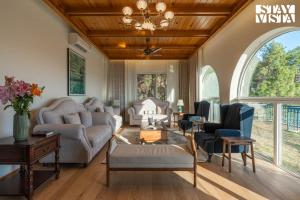 StayVista at Chestnut Manor with Sky Jacuzzi & Steam Room