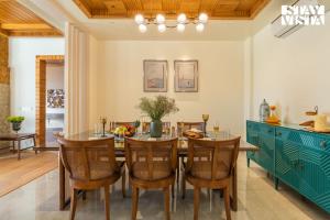 StayVista at Chestnut Manor with Sky Jacuzzi & Steam Room