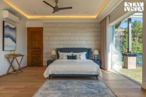 StayVista at Chestnut Manor with Sky Jacuzzi & Steam Room