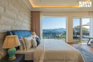 StayVista at Chestnut Manor with Sky Jacuzzi & Steam Room