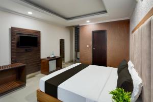 Super Collection O Awas Vikas Near Bus Stand Formerly Hotel Rivera