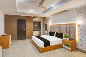 Super Collection O Awas Vikas Near Bus Stand Formerly Hotel Rivera